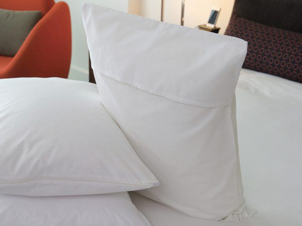 8881 Hooded Pillow Protector